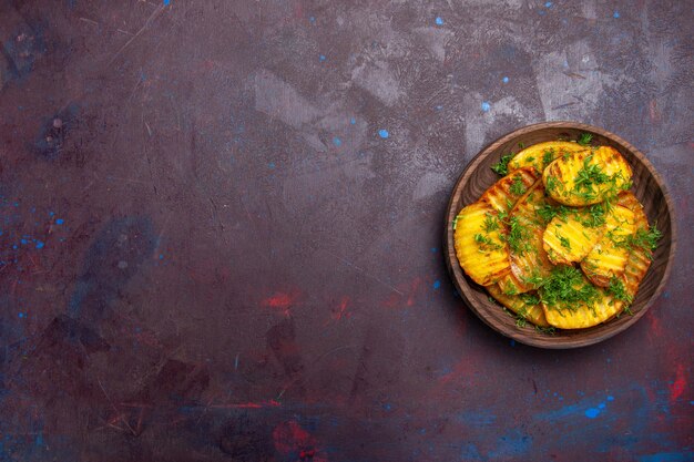 Draufsicht leckere gekochte Kartoffeln mit Grüns im Teller auf dunkler Oberfläche kochen cips Abendessen Kartoffel