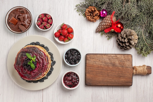 Kostenloses Foto draufsicht leckere gelee-pfannkuchen mit früchten und gelees auf weiß