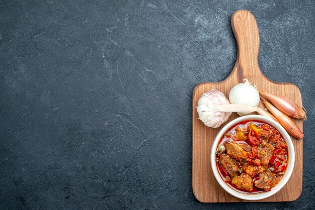 Draufsicht leckere Gemüsesuppe mit Fleisch auf dem Grau