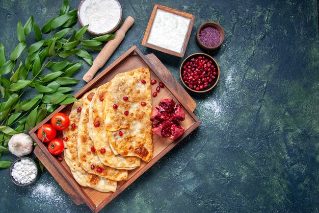 Draufsicht leckere Gutabs dünne heiße Kuchen auf dunklem Hintergrund