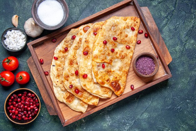 Draufsicht leckere gutabs dünne heiße kuchen mit fleisch im schreibtisch auf dunklem hintergrundfarbe teigofenkuchen kuchen mahlzeit hotcake