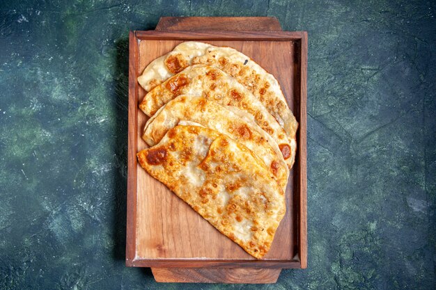 Draufsicht leckere Gutabs dünne Hotcakes mit Fleisch im Schreibtisch auf dunkler Hintergrundfarbe Hotcake Teig Mahlzeit Ofen Torte Gebäck Kuchen