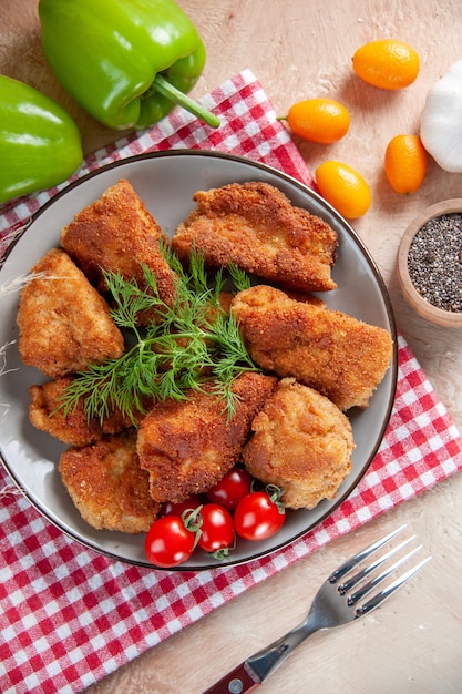 Draufsicht leckere Hähnchenflügel mit Gemüse und Tomaten auf heller Oberfläche