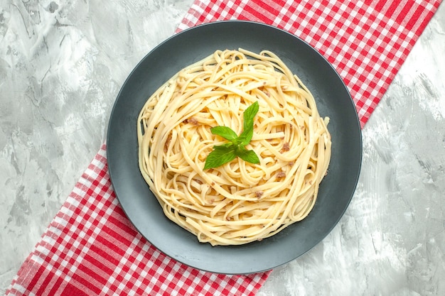 Draufsicht leckere italienische pasta auf weißem hintergrund