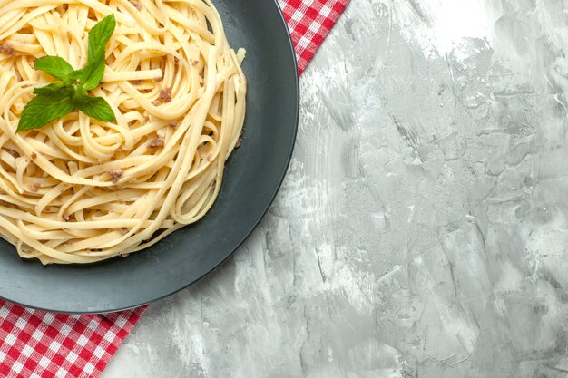 Draufsicht leckere italienische Pasta auf weißem Hintergrund