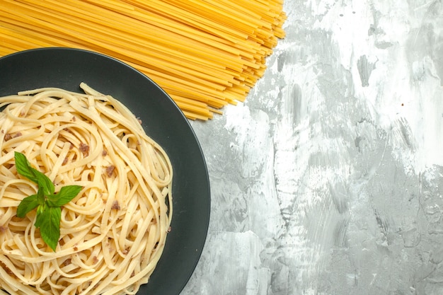Draufsicht leckere italienische Pasta mit frischen Nudeln auf weißem Hintergrund