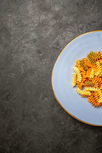 Draufsicht leckere italienische Pasta ungewöhnliche gekochte Spiralnudeln im Dunkeln