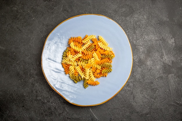 Draufsicht leckere italienische Pasta ungewöhnliche gekochte Spiralnudeln im Dunkeln