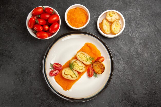 Draufsicht leckere Kartoffelpasteten mit Kürbis und frischen Tomaten auf dem grauen Hintergrund Abendessen Ofen backen Farbe Gericht Slice