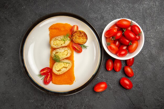 Draufsicht leckere Kartoffelpasteten mit Kürbis und frischen Tomaten auf grauem Hintergrund Ofen backen Farbe Gericht Abendessen Scheibe