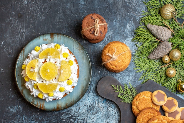 Draufsicht leckere kleine Kekse mit Obstkuchen