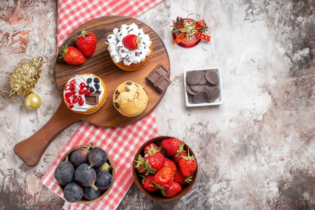 Draufsicht leckere Kuchen mit frischen Früchten auf hellem Hintergrund