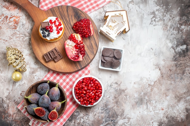 Draufsicht leckere Kuchen mit frischen Früchten auf hellem Hintergrund