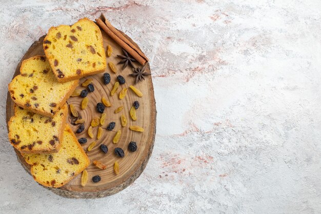 Draufsicht leckere Kuchenstücke mit Rosinen auf dem weißen Hintergrund