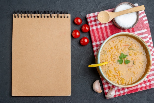 Kostenloses Foto draufsicht leckere linsensuppe mit tomaten und salz auf dunkler oberfläche