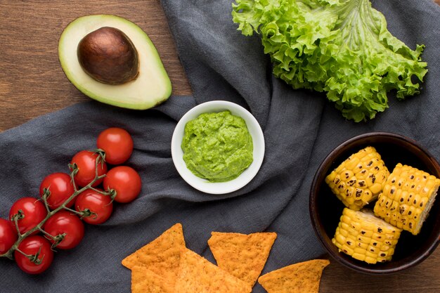 Draufsicht leckere Nachos mit Guacamole