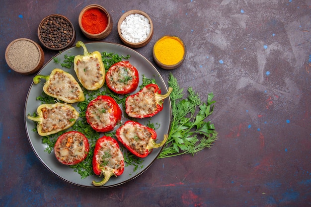 Draufsicht leckere Paprika köstliche gekochte Mahlzeit mit Fleischgemüse und Gewürzen auf dunklem Oberflächengericht Abendessen Essen kochen