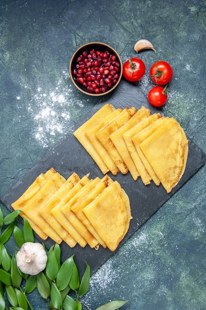 Draufsicht leckere Pfannkuchen auf blauem Hintergrund Kuchen süße Teigfleischpastete backen Gebäckfarben