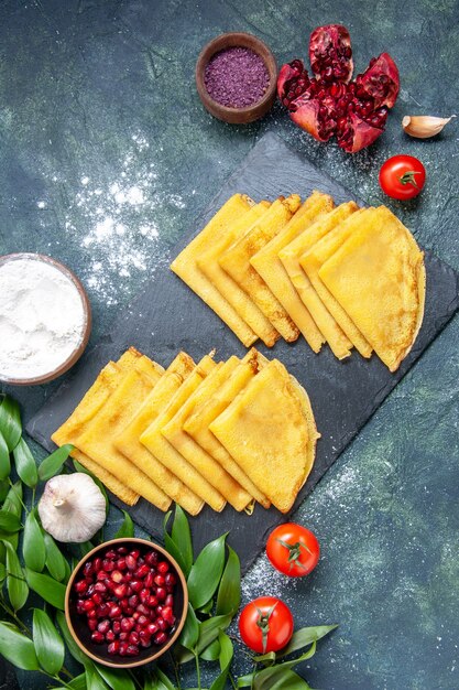 Draufsicht leckere Pfannkuchen auf blauem Hintergrund süßer Teig Kuchen Gebäck Fleisch Frühstück Farben Kuchen backen