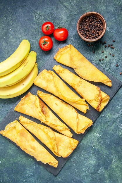 Draufsicht leckere Pfannkuchen mit Bananen auf dunklem Hintergrund Kuchenteig Hotcake Farbe Mahlzeit Gebäck Kuchen Fleisch