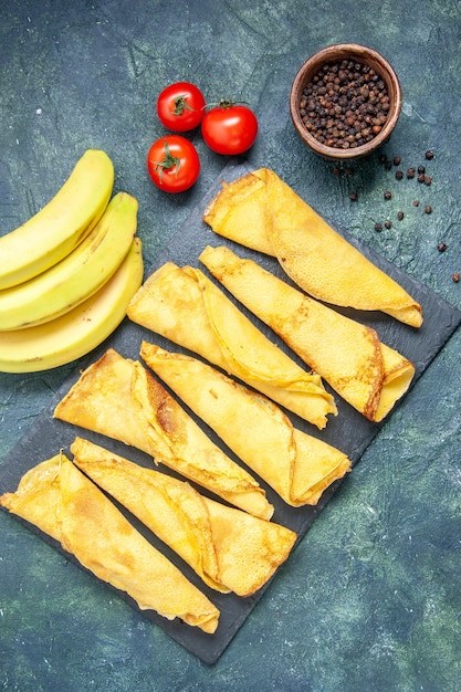 Draufsicht leckere Pfannkuchen mit Bananen auf dunklem Hintergrund Kuchenteig Hotcake Farbe Mahlzeit Gebäck Kuchen Fleisch