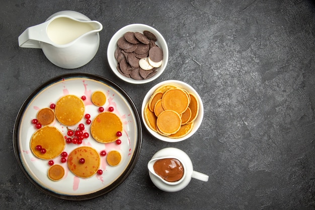 Draufsicht leckere pfannkuchen mit keksen auf dem grauen hintergrund