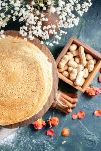 Draufsicht leckere pfannkuchen mit milch auf dunkelblauem hintergrund dessert frühstück honigmilch süßer morgenkuchen