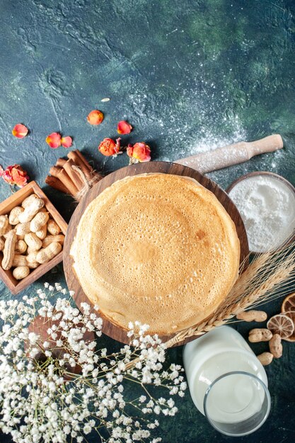 Draufsicht leckere Pfannkuchen mit Milch auf dunkelblauer Oberfläche