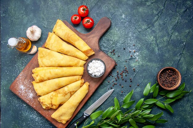 Draufsicht leckere Pfannkuchen mit Pfeffer auf dunklem Hintergrund gerollt Kuchen Fleisch Gebäck Hotcake süßer Kuchen Mahlzeit Farbe Teig