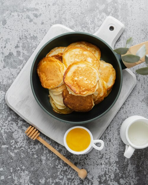 Draufsicht leckere Pfannkuchen und Honig