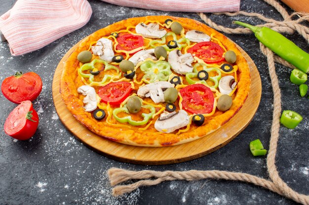 Draufsicht leckere Pilzpizza mit roten Tomaten Oliven Pilze mit frischen Tomaten überall auf dem grauen Schreibtisch Pizzateig italienisches Essen