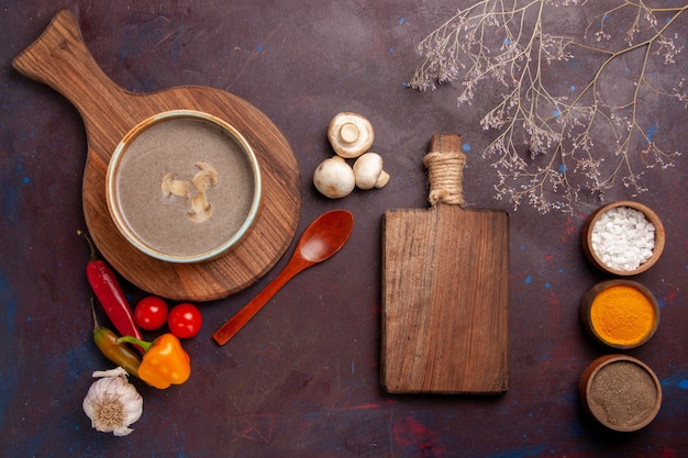 Draufsicht leckere pilzsuppe mit verschiedenen gewürzen auf der dunklen schreibtischsuppe pilzgewürzmahlzeitmahlzeit