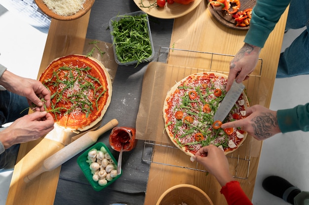 Kostenloses Foto draufsicht leckere pizza auf dem tisch