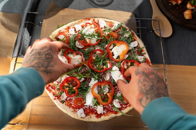 Kostenloses Foto draufsicht leckere pizza auf dem tisch