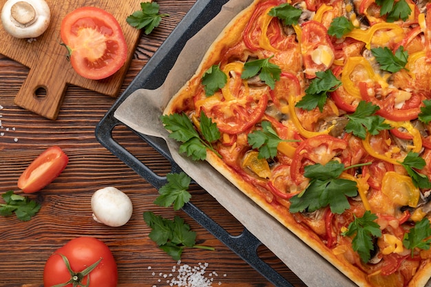 Kostenloses Foto draufsicht leckere pizza auf tablett