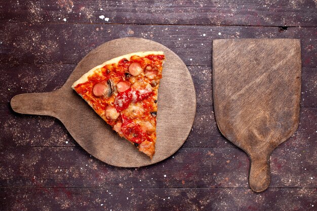 Draufsicht leckere Pizzastück mit Würstchen Käse Tomaten und Oliven auf dem braunen hölzernen Hintergrund Pizza Essen Mahlzeit Foto Fast Food Stück
