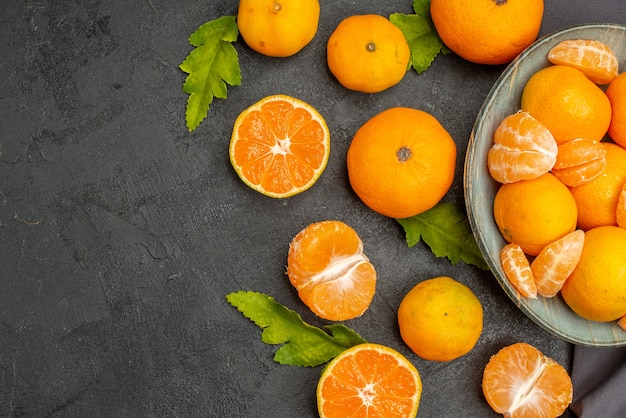 Draufsicht leckere saftige Mandarinen auf dunklem Hintergrund