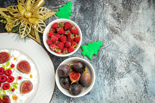 Draufsicht leckere Sahnetorte mit verschiedenen Früchten