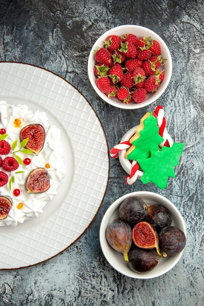 Draufsicht leckere Sahnetorte mit verschiedenen Früchten