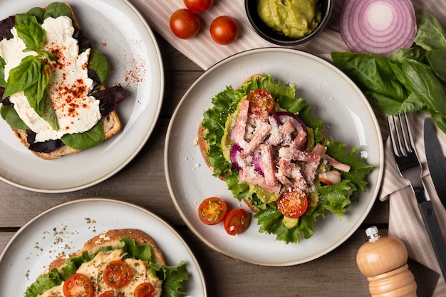 Draufsicht leckere Sandwiches auf Tellern