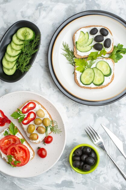 Draufsicht leckere Sandwiches mit frischem Gemüsesalat auf weißem Hintergrund Essen Gesundheit Mahlzeit Mittagessen horizontaler Toast Burger