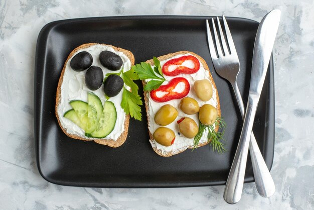 Draufsicht leckere Sandwiches mit Gurken und Oliven auf weißem Hintergrund Mittagessen Burger horizontale Gesundheit Mahlzeit Toast Essen