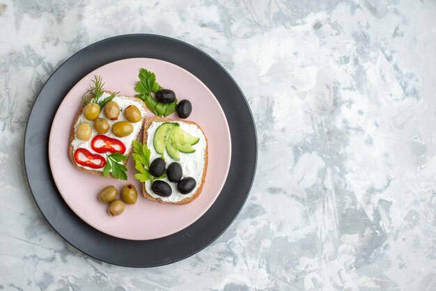 Draufsicht leckere Sandwiches mit Gurken und Oliven im Teller mit weißem Hintergrund Mittagessen Burger Gesundheit Mahlzeit Toastbrot Brot