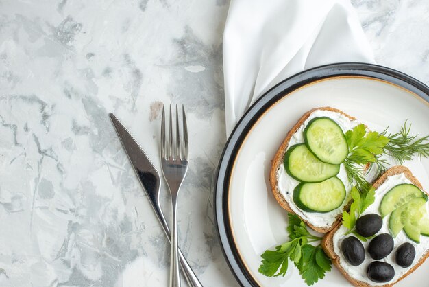 Draufsicht leckere Sandwiches mit Gurken und Oliven im Teller weißer Hintergrund Gesundheit Toast Essen Burger Essen Brot Mittagessen horizontal