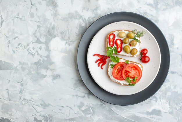 Draufsicht leckere Sandwiches mit Tomaten und Oliven weißer Hintergrund Brot Essen Mittagessen horizontale Mahlzeit Toast Burger Sandwich Freiraum