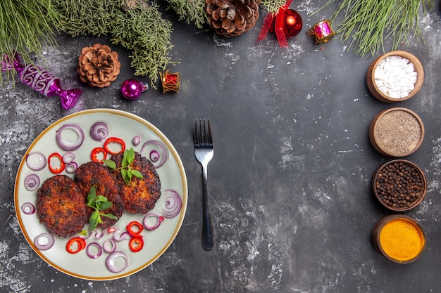 Draufsicht leckere Schnitzel mit Zwiebelringen auf dem grauen Hintergrundgericht Fleischmahlzeitküche