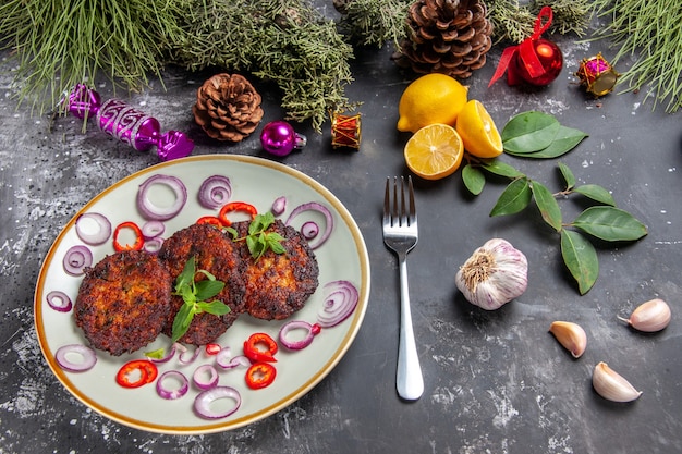 Draufsicht leckere Schnitzel mit Zwiebelringen auf grauem Boden Gericht Fleisch Mahlzeit Küche