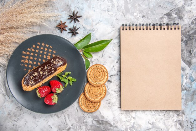 Draufsicht leckere Schoko-Eclairs mit Keksen auf hellem Keks-Dessert-Keks-Kuchen