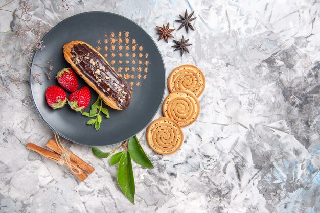 Draufsicht leckere Schoko-Eclairs mit Keksen auf hellem Kekskuchen-Dessert-Keks
