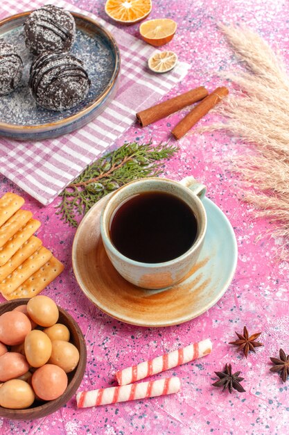 Draufsicht leckere Schokoladenkuchen mit Tasse Tee auf dem Rosa